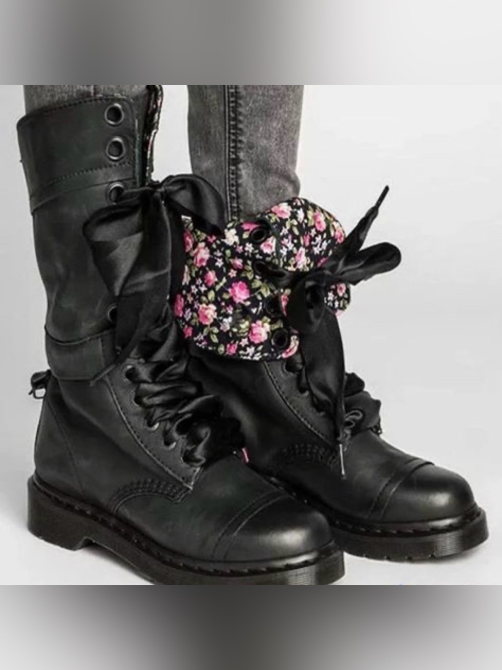 Dr. Martens Women's Triumph 1914 W 12-Eye Black Floral US 6
